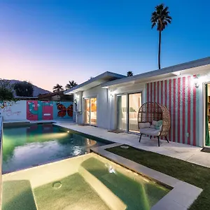 Lux 5br Pool, Putting Green, Bikes, Views! Holiday home Palm Springs
